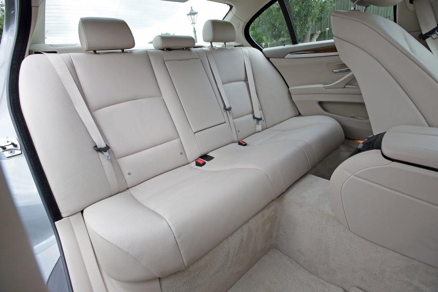 Интерьер BMW 525d Sedan (F10) 2010 года  (UK) (фото 9 из 11)